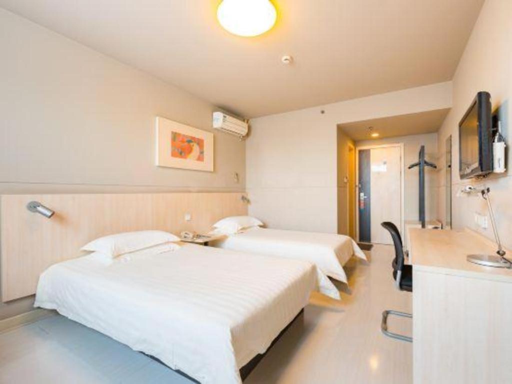 Jinjiang Caoan Road Hotel 2*